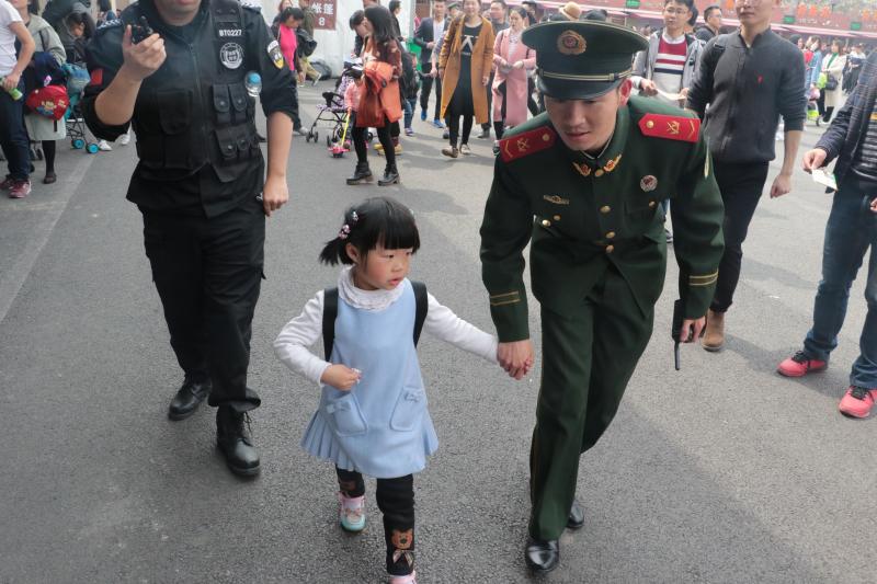  武警战士张志浩为迷路女孩找父母。何舒俊 摄